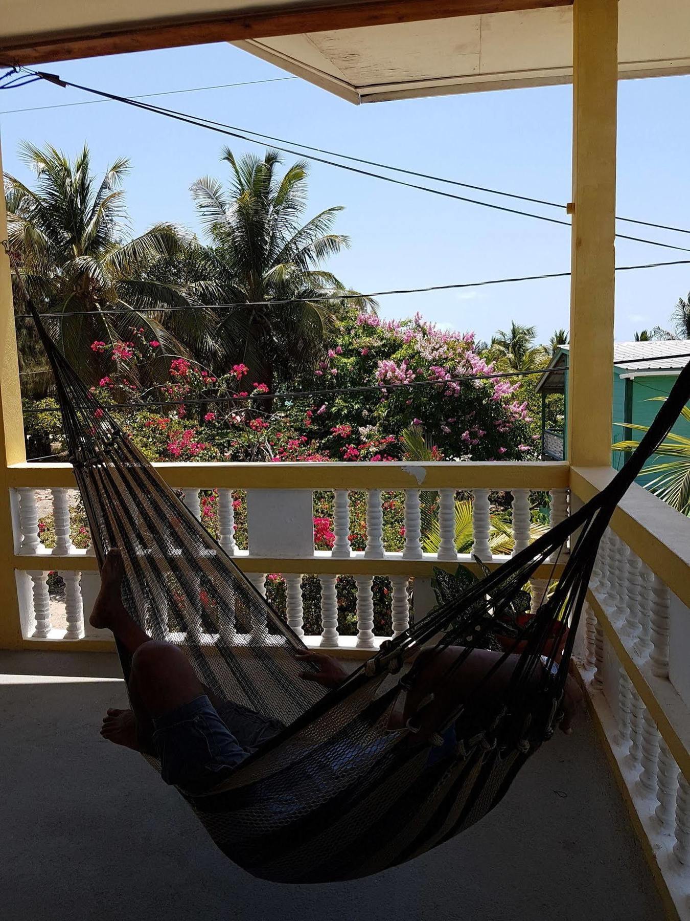 Serenade Hotel Placencia Exterior photo